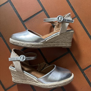 Sandali con zeppa argentati Refresh con etichetta
