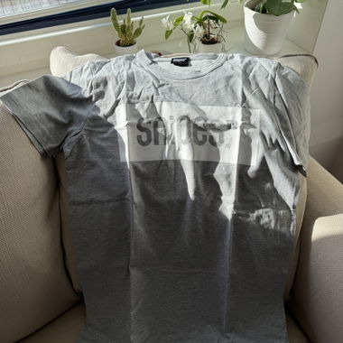 T-shirt grigio con snipe