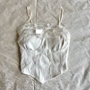 “Garnisseur” lace trim ribbon detailing cami top