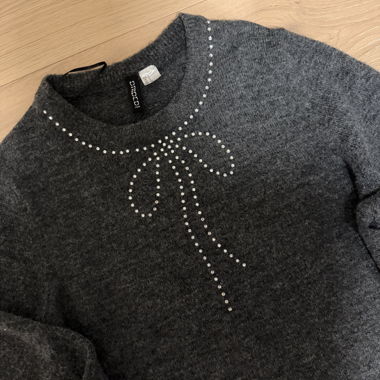 Pull gris orné