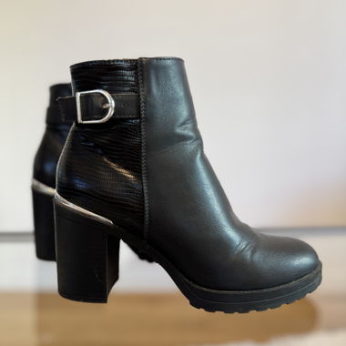 Black ankle boots with block heel