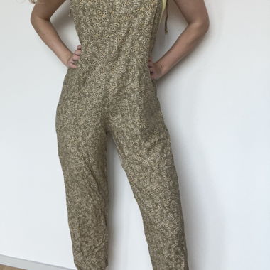 Blumiger Jumpsuit mit Bindeträgern