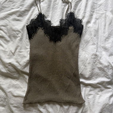 Haut à fines bretelles en dentelle