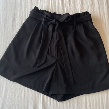 Shorts neri a vita alta con cintura annodabile