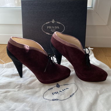 Prada Stiefeletten aus Bordeaux Wildleder