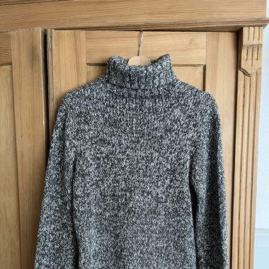 schwarz-weisser rollkragenpulli