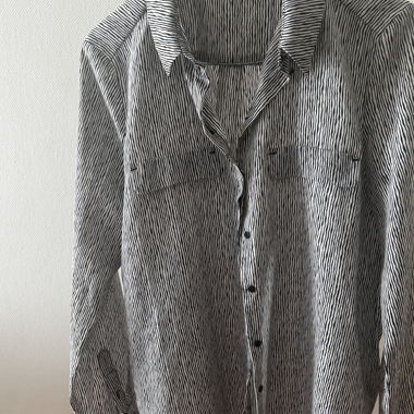 Camicia da donna a righe bianca e nera