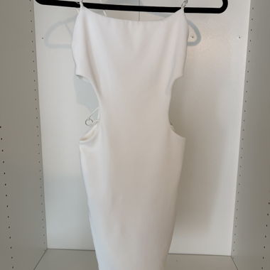Abito bianco aderente con ritagli