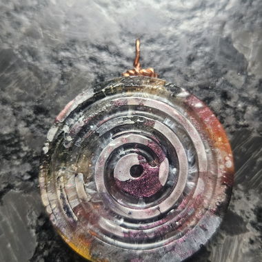 Pendentif rond en résine spirale double texture
