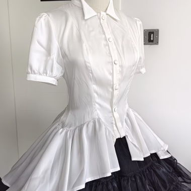 Camicia bianca in stile gotico con code