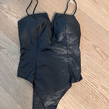 Schwarzer Body mit Spaghettitraegern