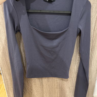 Top a maniche lunghe con scollo a U
