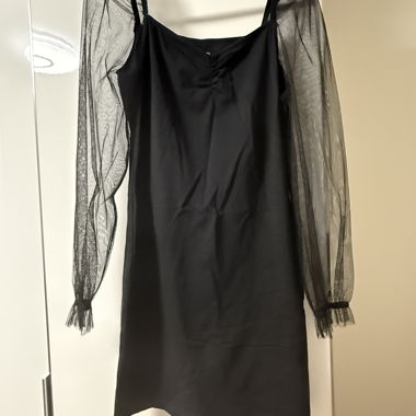 Schwarzes Kleid mit Tull-Aermeln