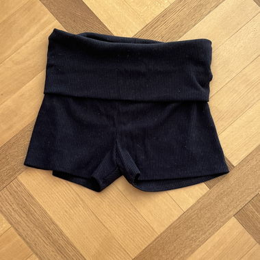 Schwarze gerippte Shorts mit Faltbund