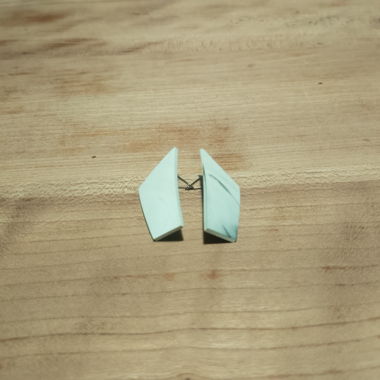 Weisse Ohrstecker