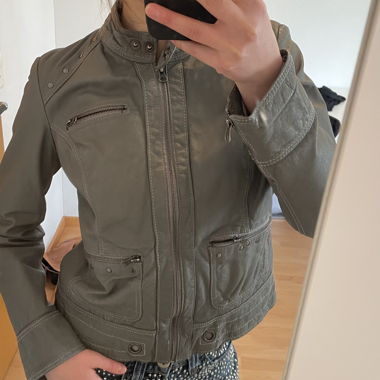 Graue Lederjacke