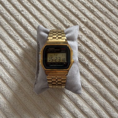 Goldene digitale Casio Uhr