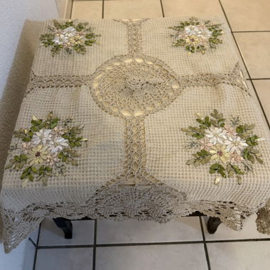 Bestickte, verzierte Tischdecke