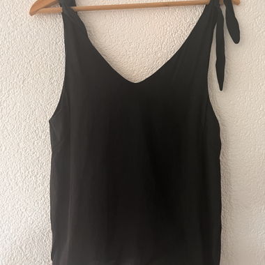 Top nero con spalline annodate