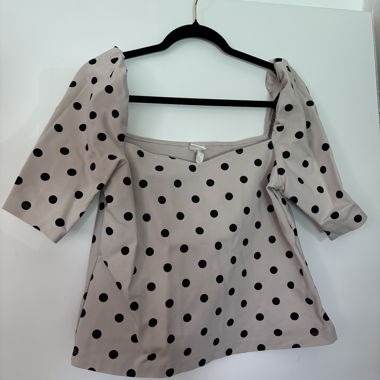 Top à pois avec manches bouffantes