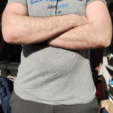 T-shirt gris à manches courtes