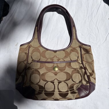 Violett-braune Coach Monogramm Schultertasche