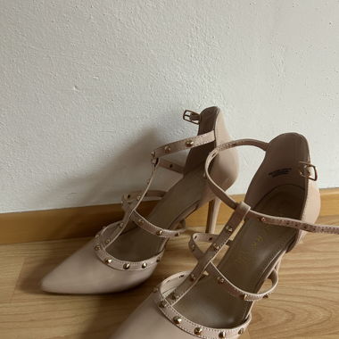 Tacchi nude con borchie