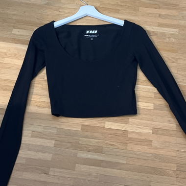 Schwarzes Langarm-Crop-Top