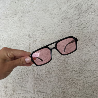 Schwarze Sonnenbrille mit rosa Glaesern