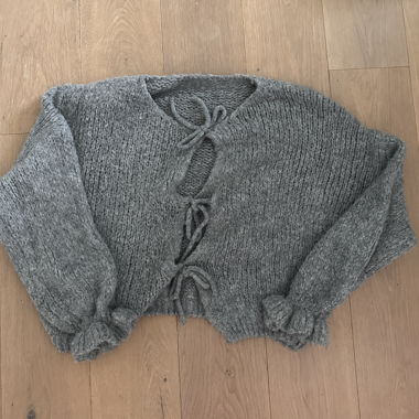 Cardigan tricot gris avec nœuds