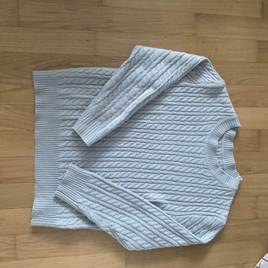 Gestrickter Pullover hellgrau