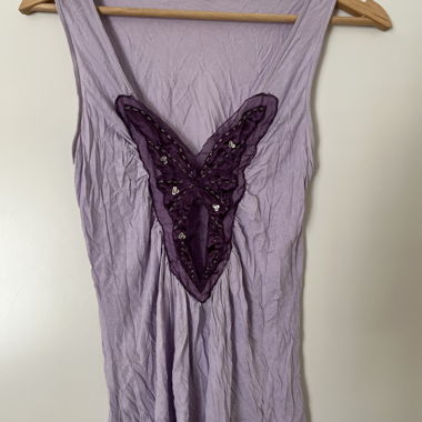 Haut unique lilas à papillon