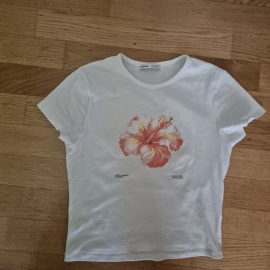 Maglietta bershka con fiore