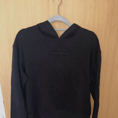 Sweat shirt noir à strass argentés. 