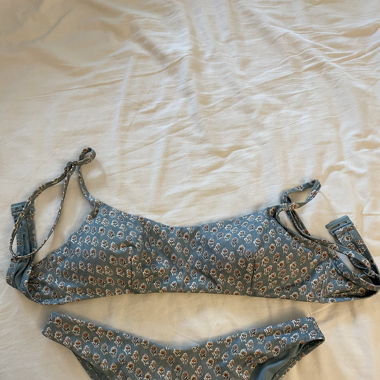 Bikini blau mit Blumenmuster