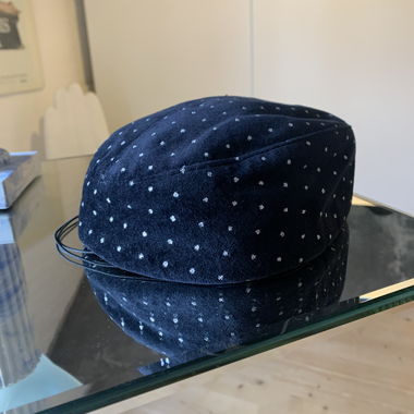 Chapeau cloche Pillbox sombre en velours