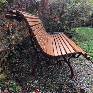 Panca da giardino in legno massiccio con piedi in ferro battuto