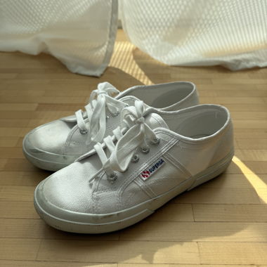 Weisse Superga-Sneaker