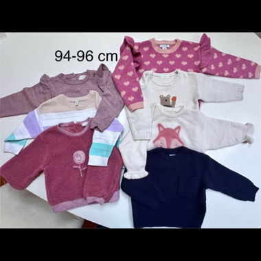 Vari maglioni e pullover per bambino