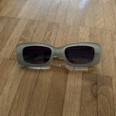 Lunettes de soleil à monture épaisse