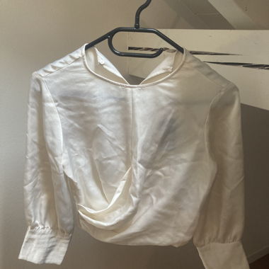 Weisse Satinbluse
