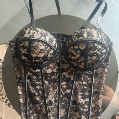 Top corsetto in pizzo nero