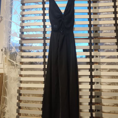 Schwarzes Abendkleid mit V-Ausschnitt