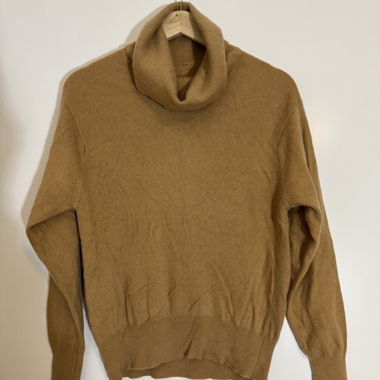 Camel turtleneck sweater Small