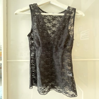 Top in pizzo nero