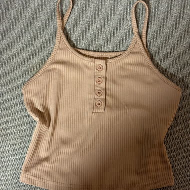 Top beige côtelé à boutons