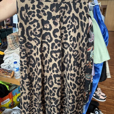 Gonna midi con stampa leopardata