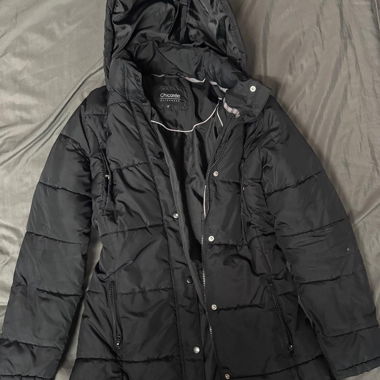 Schwarze Daunenjacke mit Kapuze