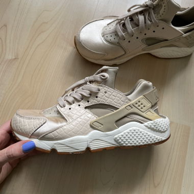 Nike Air Huarache Gold Sneakers