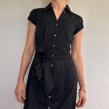 Schwarzes Kleid mit Knöpfen